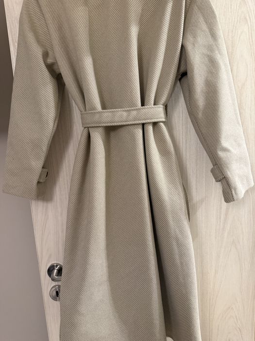 Палто със златни елементи