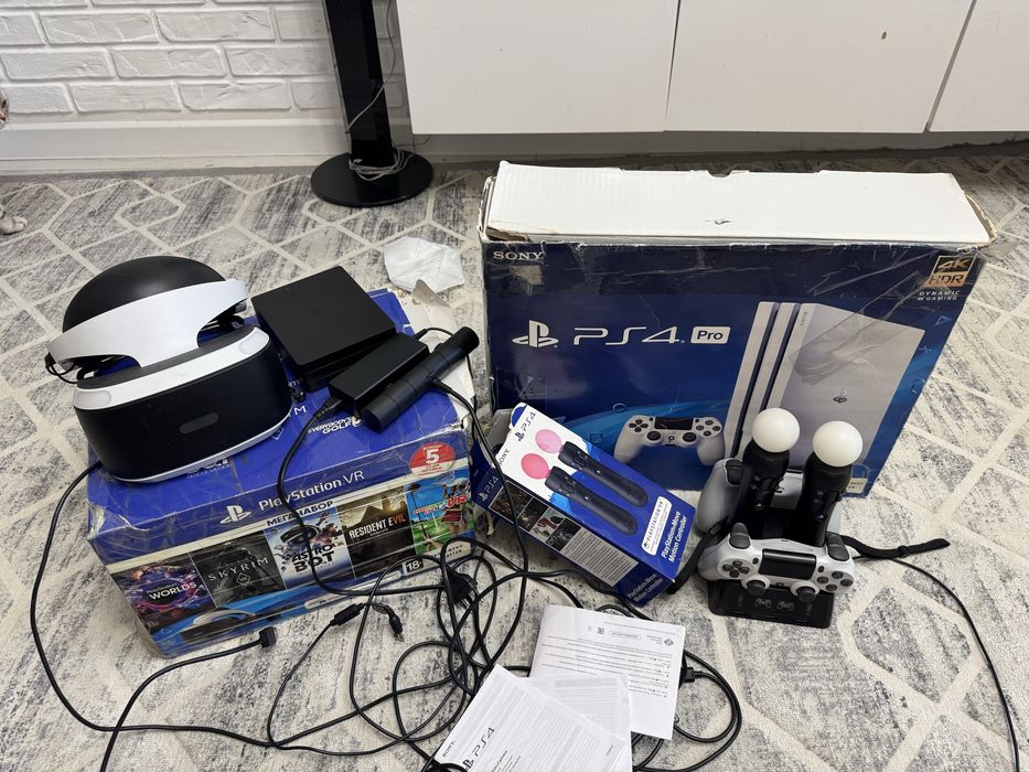 Продам PS4 PRO с VR и дисками