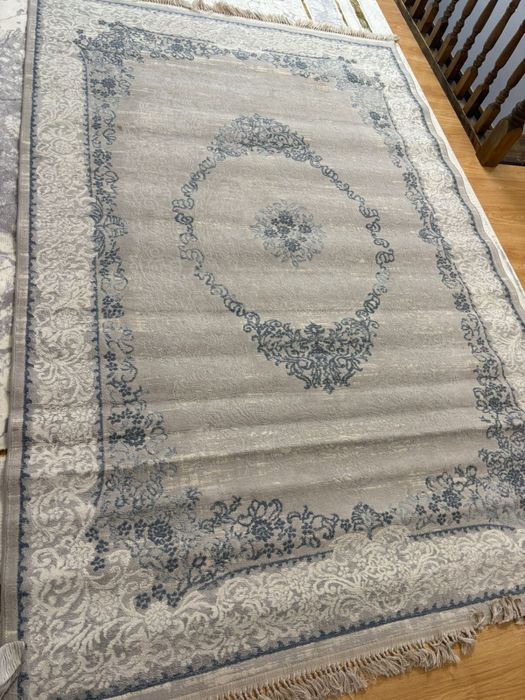 Кілемдер сатылады.