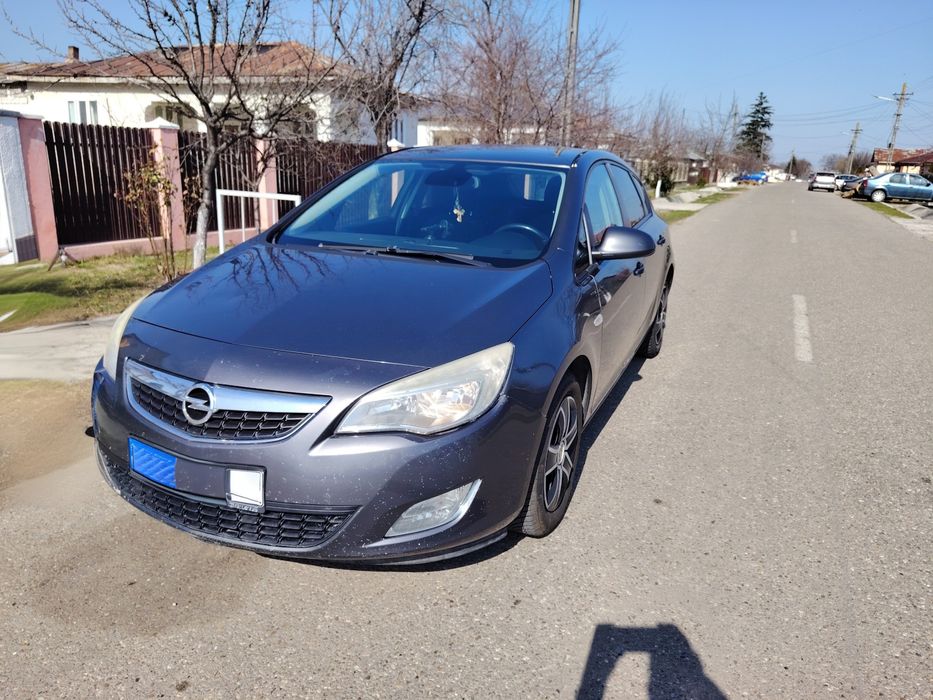 Vând Opel astra j