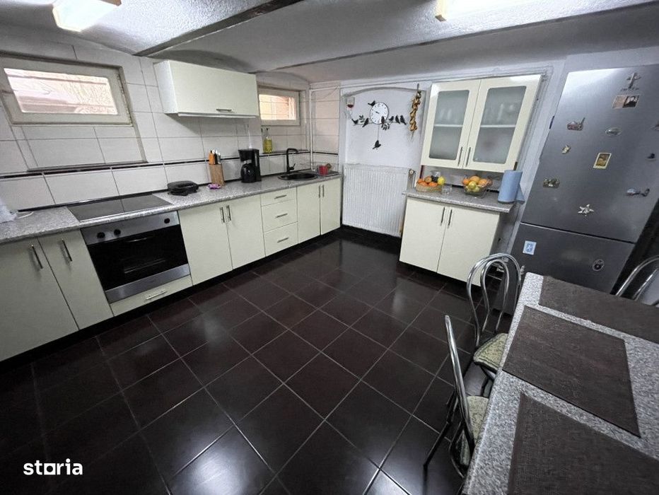 Casa cu doua apartamente si curte zona Turnisor