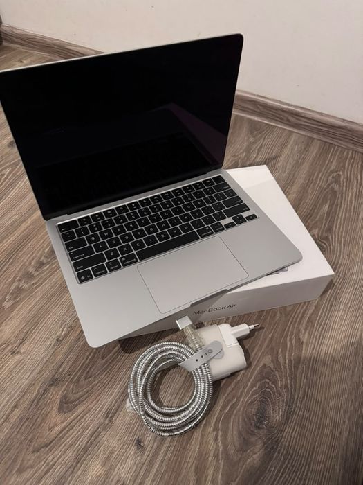 MacBook Air M4 (16/256 GB) Silver — Идеал, АКБ 99%