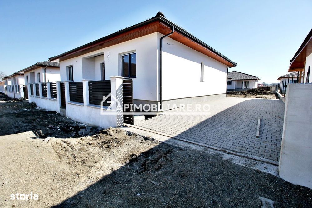 Casă 4 cam,2 băi,terasă acoperită,500mp.teren,gard,pavaj.