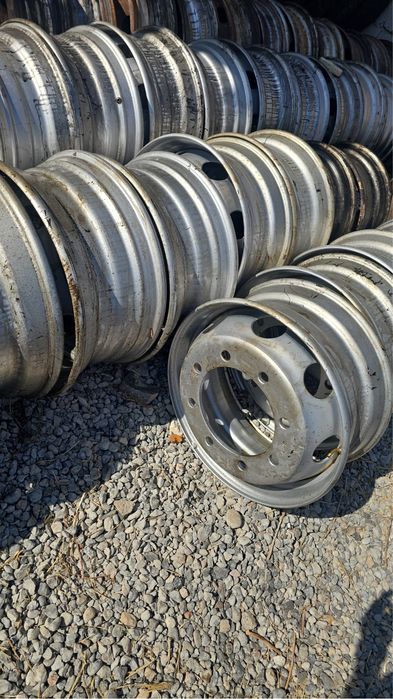 В продаже шины и диски на грузовые машины