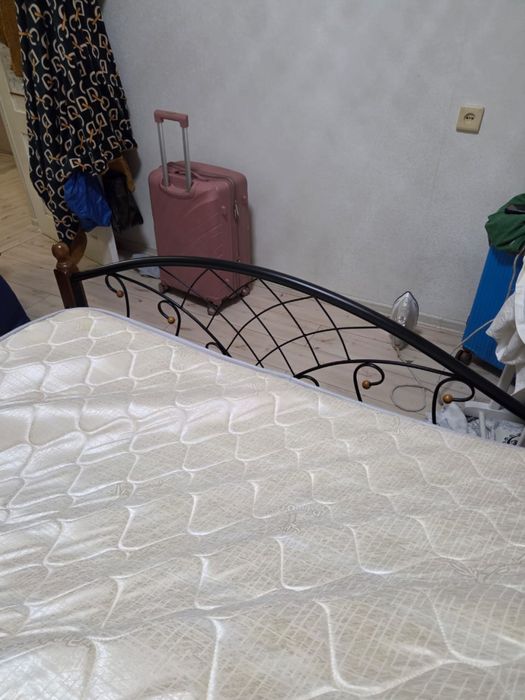 Продается кованный кровать с матрацом .