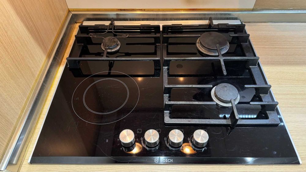 Продавам комбиниран (газ/индукция) плот за вграждане Bosch PRY626B90E