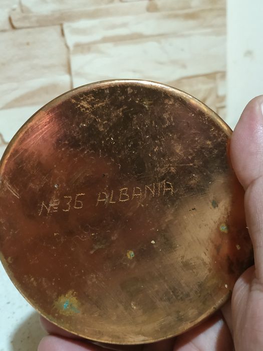 Предлага стар Албански меден Гюм вместимост 250мл.