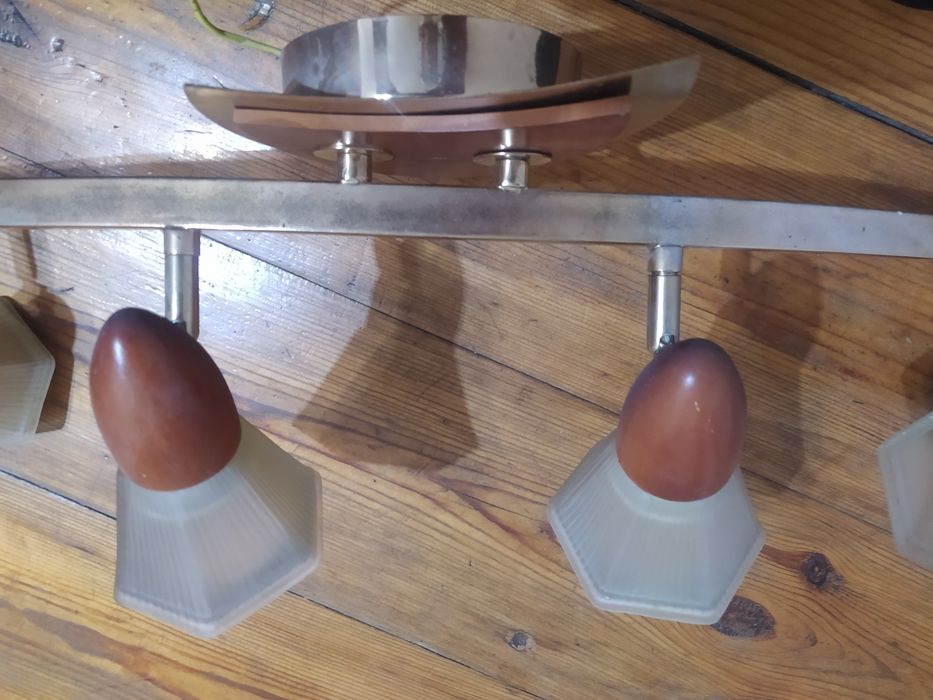 Люстра четырех плафонная.