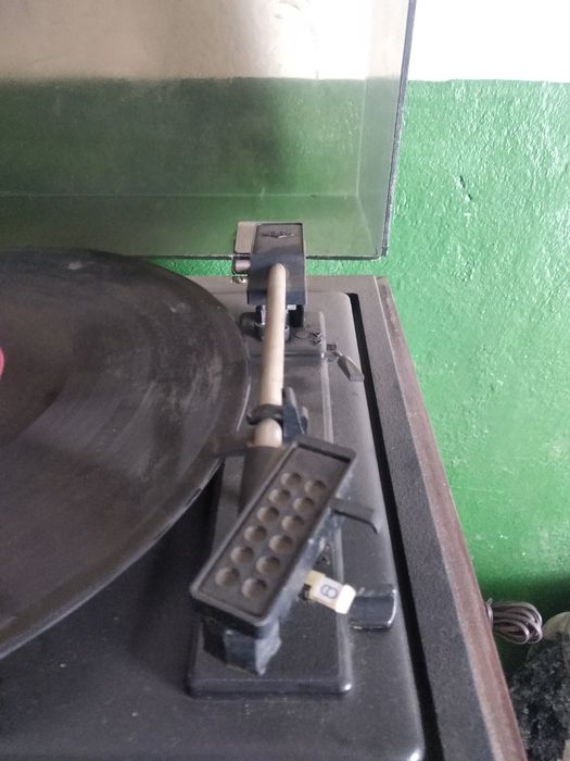 Проигрыватель пластинок с колонками