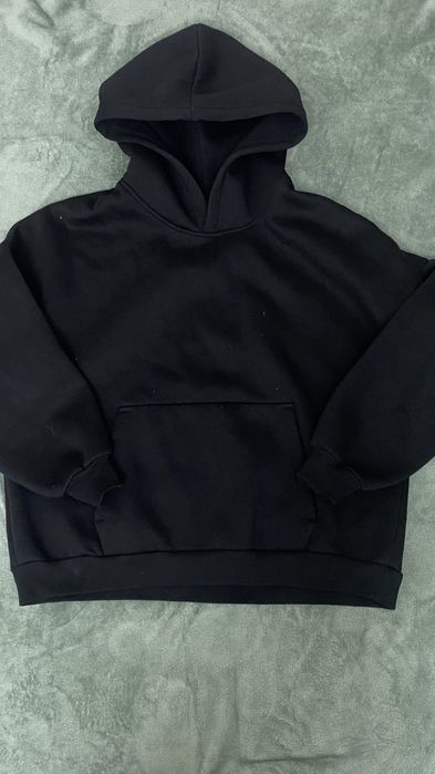 Чёрное худи с капюшоном