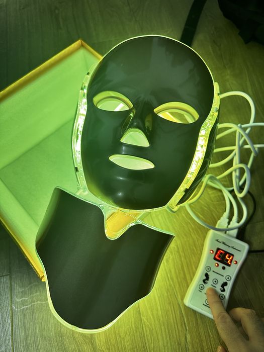 Masca faciala cu lumina LED