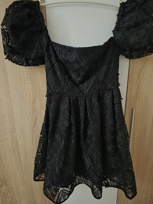 Черна дантелена рокля