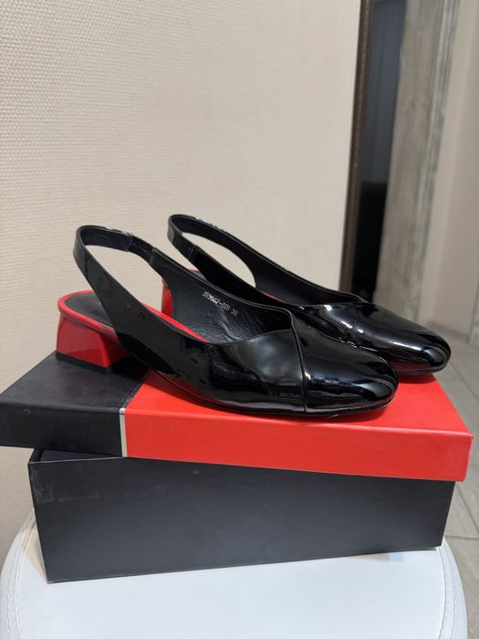 Босоножки кожа лак