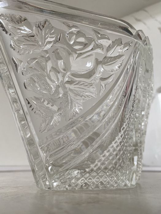 Продам хрустальную вазу сервантного хранения