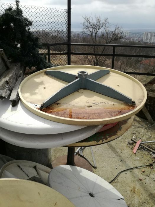 Продавам маси, стойки за чадър