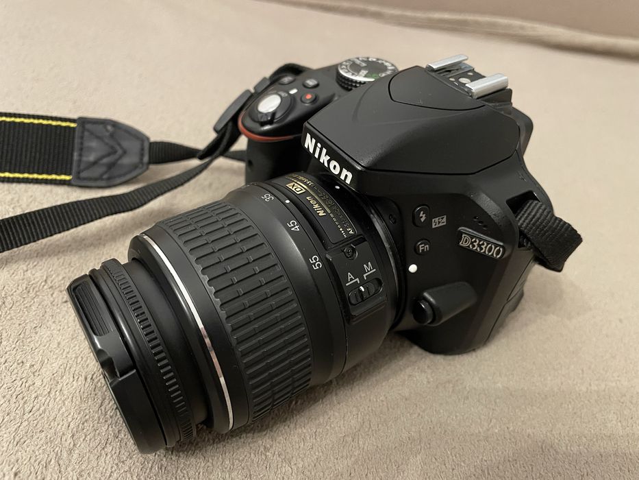 Nikon D3300 + obiectiv 18-55mm, baterie, încărcător, geantă, card SD
