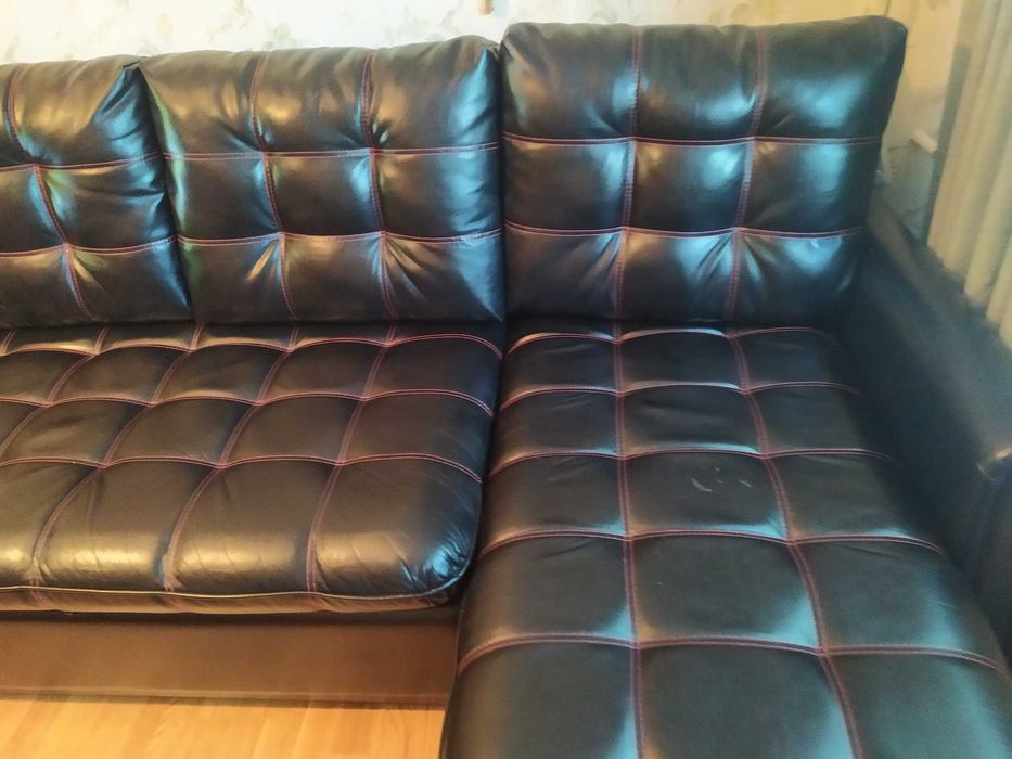 Продам кожаный диван угловой.
