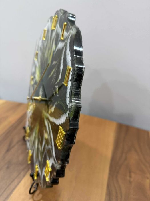 Голям дизайнерски часовник, изработен на ръка с луксозни материали