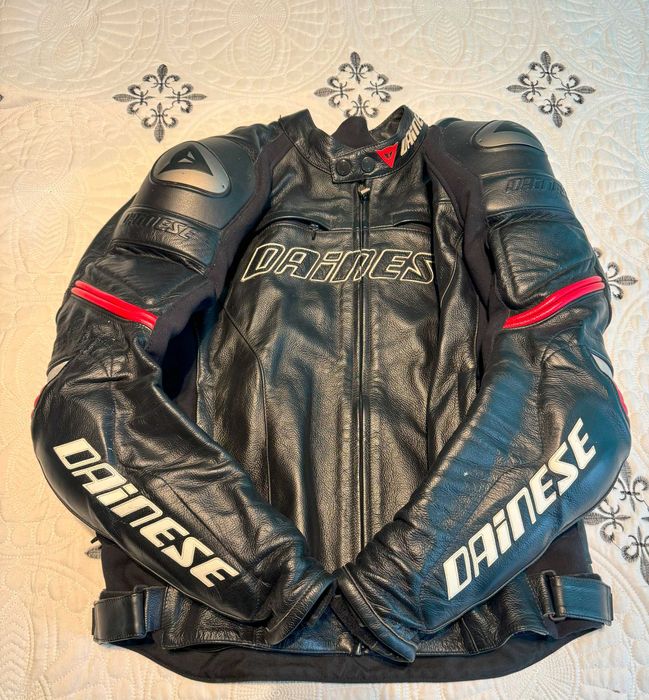 Кожен костюм Dainese 2 части със силиконов гръб, размер 56 (XL)