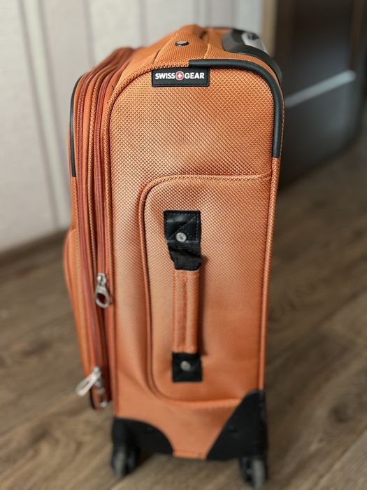 Продам почти новый чемодан Swiss Gear