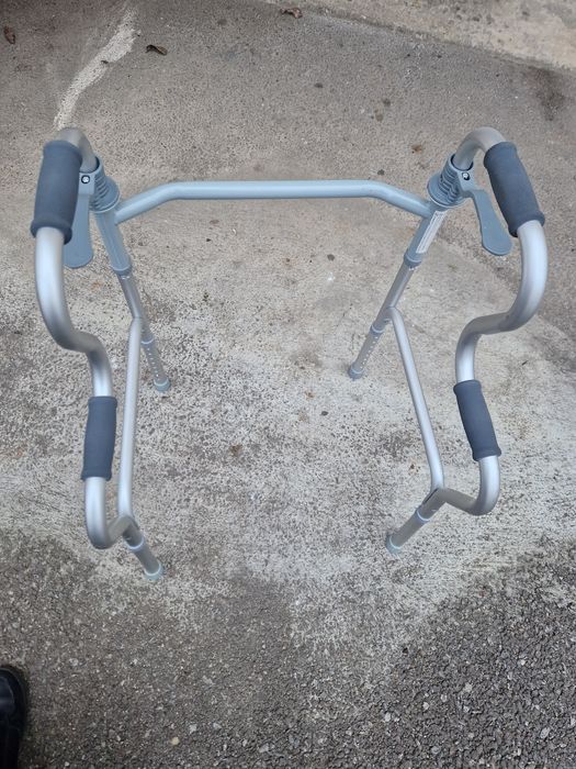 Cadru de mers pliabil