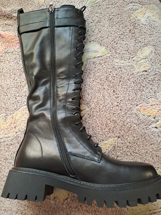 Продам женскин сапоги.