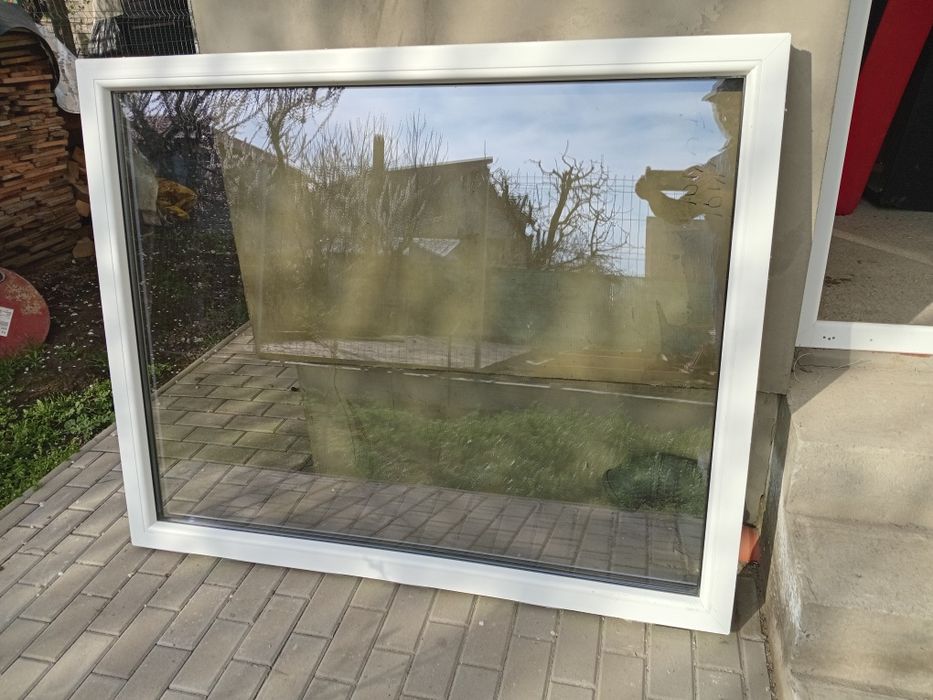Tâmplărie pvc cu geam termopan.