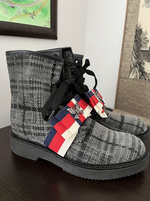 Боти с подвижна панделка