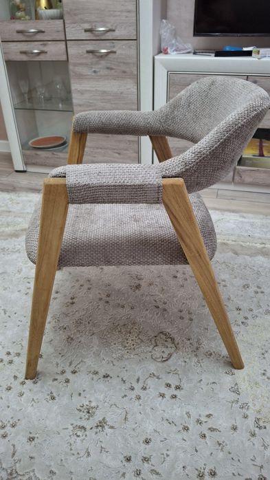 Стулья-кресло мягкие.