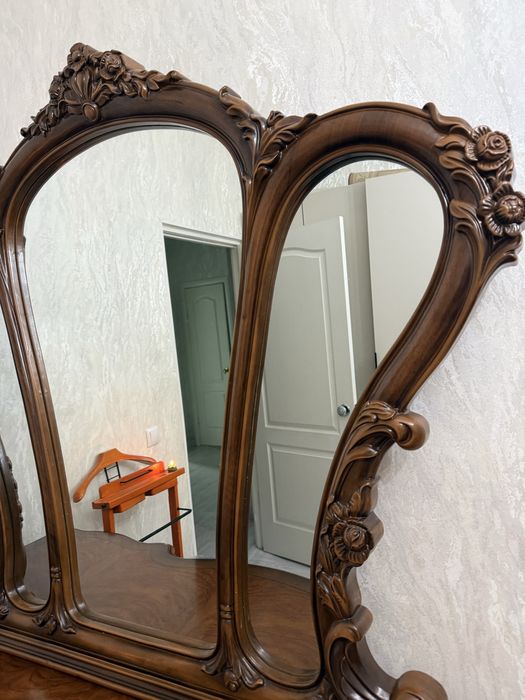 Комод с зеркалом