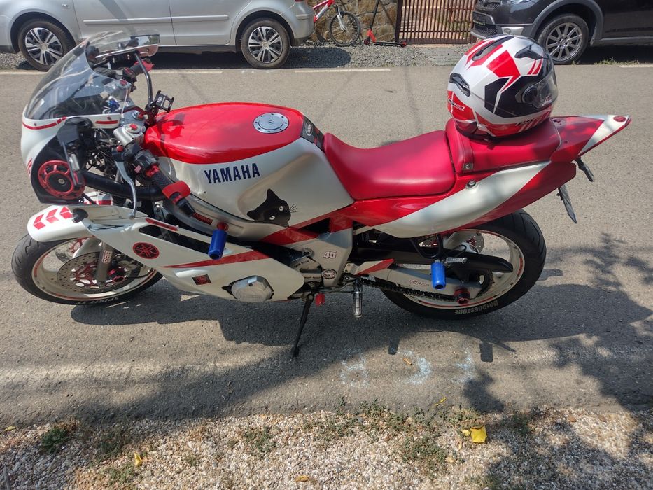 Motocicleta Yamaha FZR 600