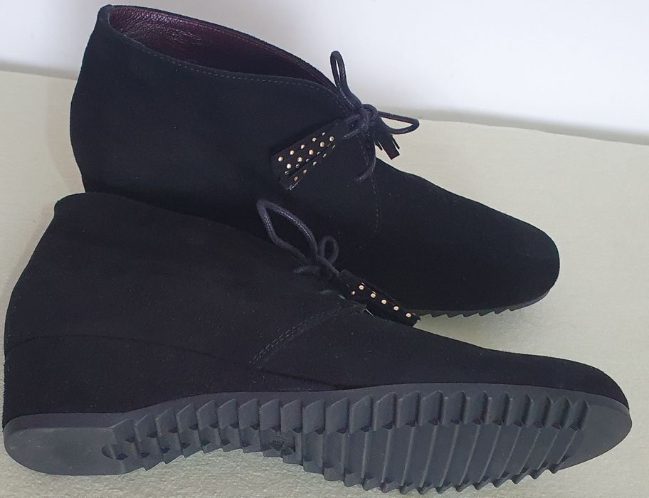 Vând  ghete damă  piele întoarsă.