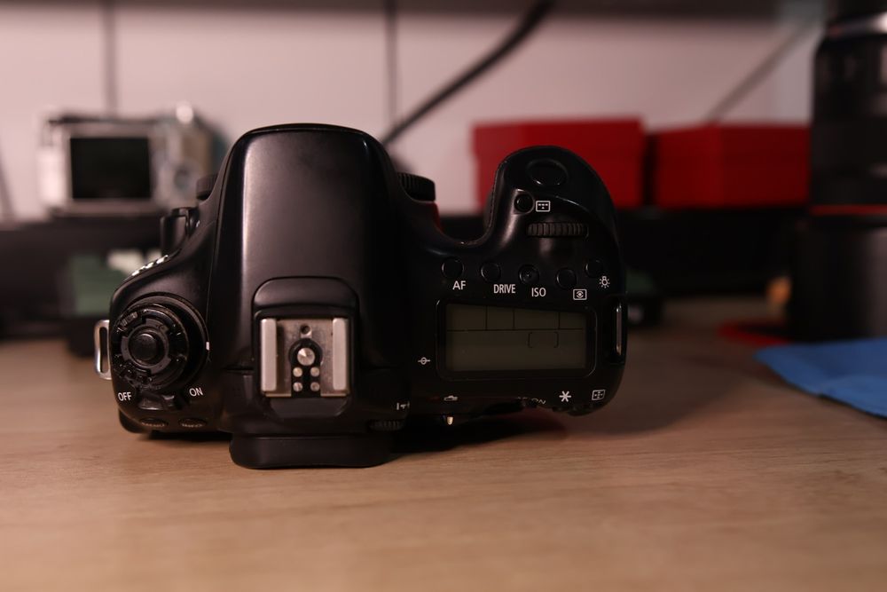 Aparat foto Canon Eos 70D cu obiectivul de kit