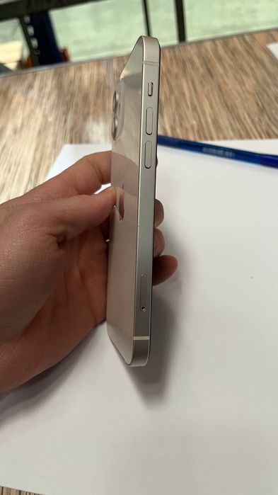 Iphone 12  karopka bor