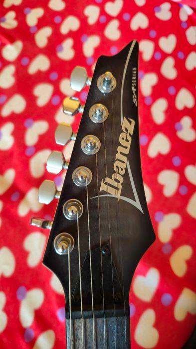 Ibanez, chitara electrica nefolosita deloc, in stare noua,culoare superba și cablu nou Ibanez 6m.