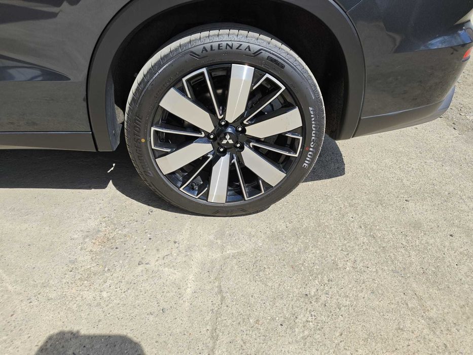 Mitsubishi outlander 4x4 plug in hybrid 2025