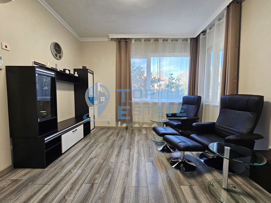 Триетажна обзаведена къща с два гаража в Горна Оряховица