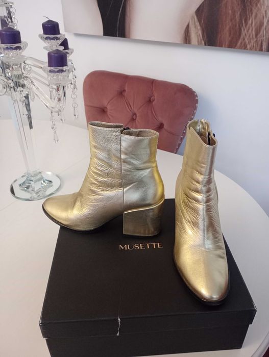 Vând botine Musette