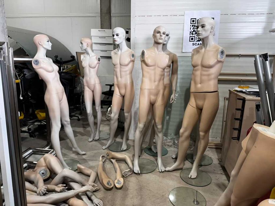 Манекени с цял ръст – 180 см, стъклена основа