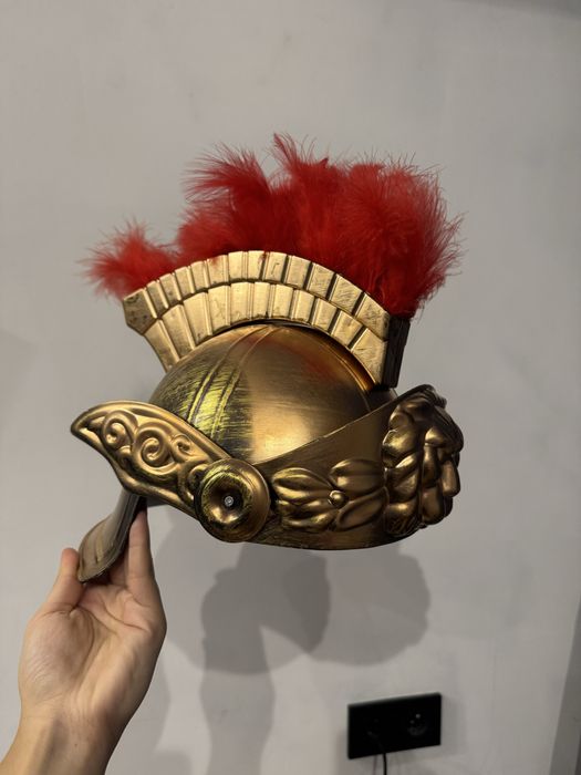 золотой шлем с перьями