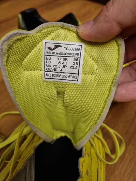 Детские футбольная обувь