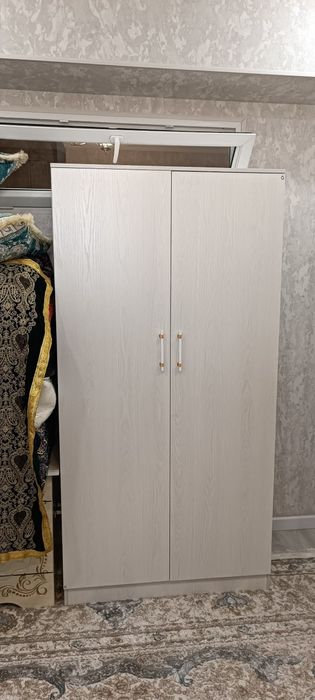 Shkaf sotiladi dastafka ustanovka bepul buladi ichida