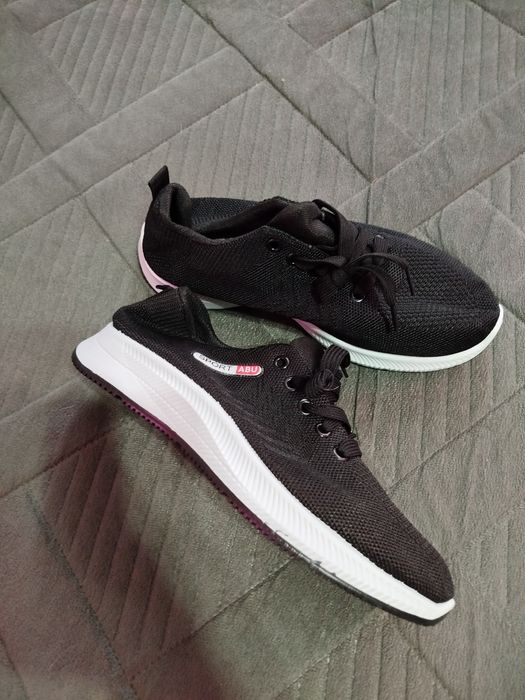 Кроссовки черные