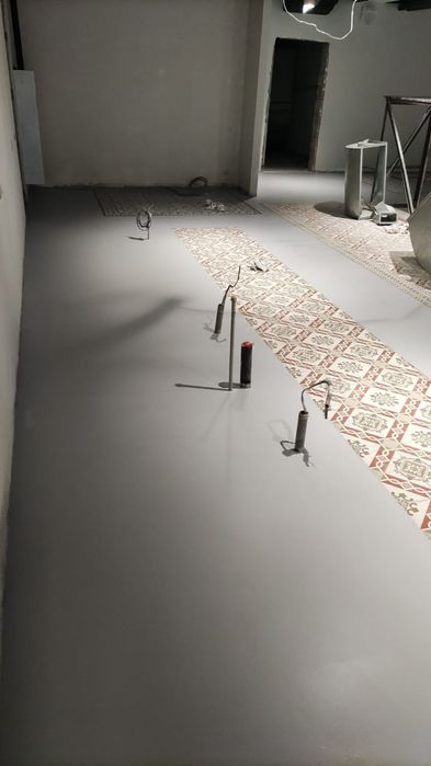 Цветное напольное покрытие