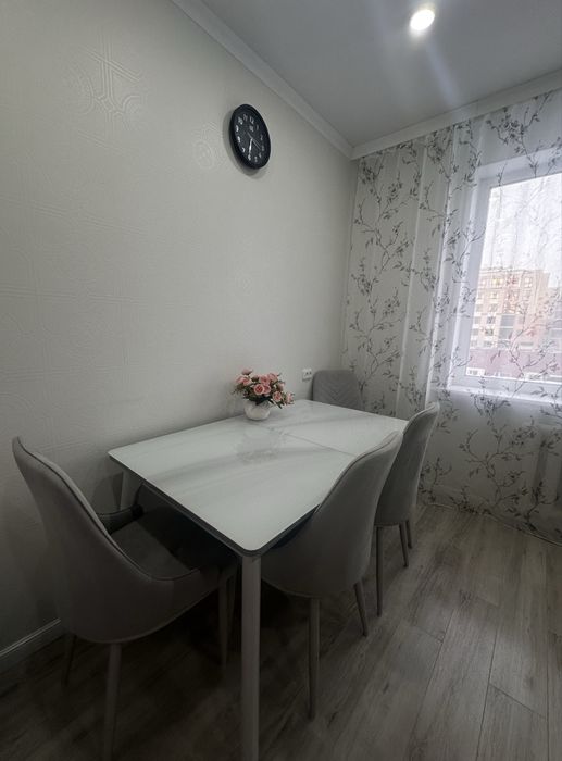 Продам кухонный стол и стулья