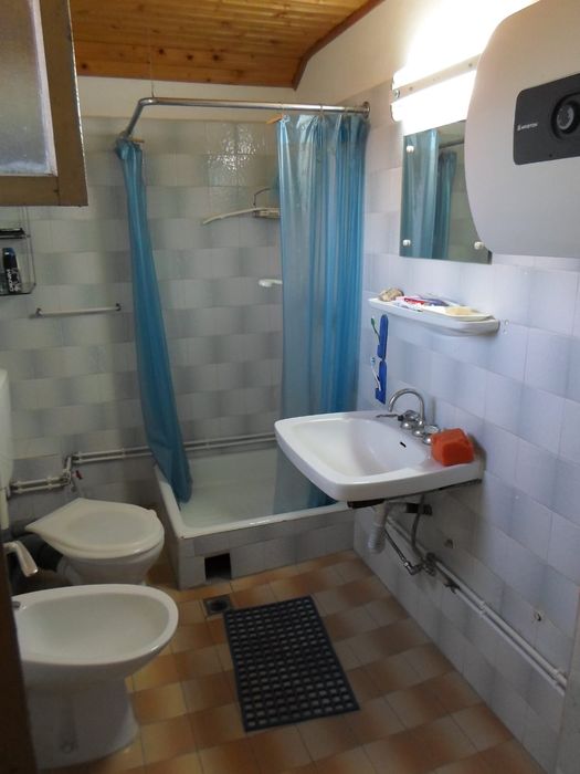 Casă cu etaj , de cărămidă, pe teren de  1680 M2, intabulat și  cu cadastru,la Neagra, jud. Mureș