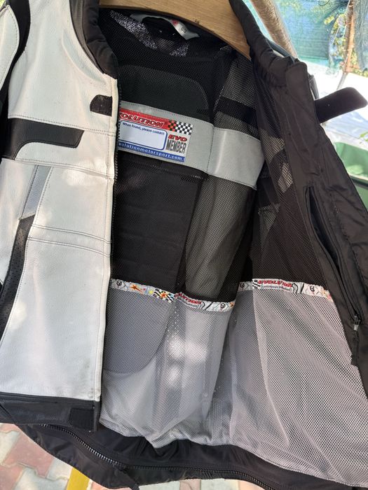 Geaca moto cu cocoasa