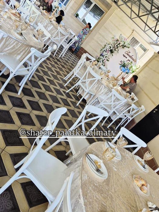 Шатер стол стулья посуда газон баннер