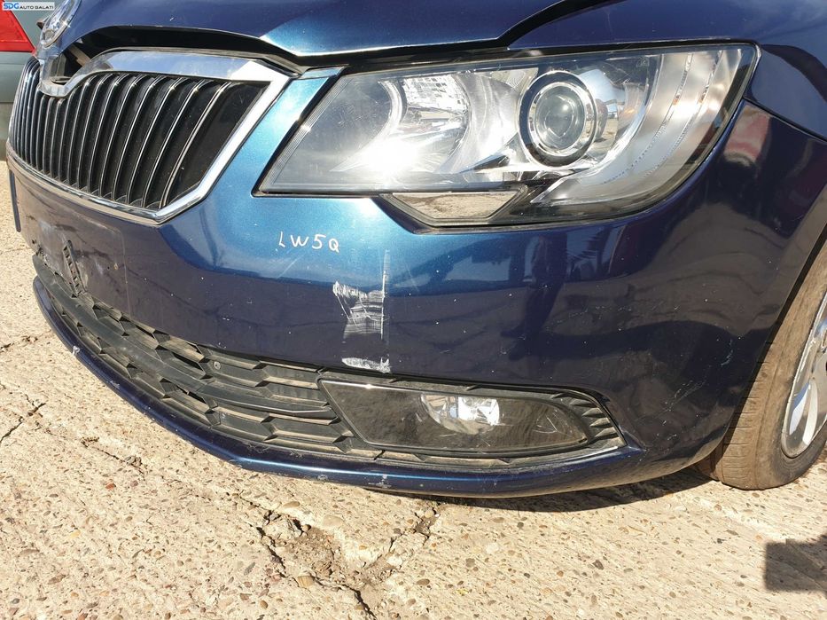 Bara Spoiler Fata cu Grila si Grile Proiectoare cu Imperfectiuni Skoda Superb 2 Break Combi FL Facelift 2013 - 2015 Culoare LW5Q (mici zgarieturi,lac sarit,vopsea stearsa) [K0182]