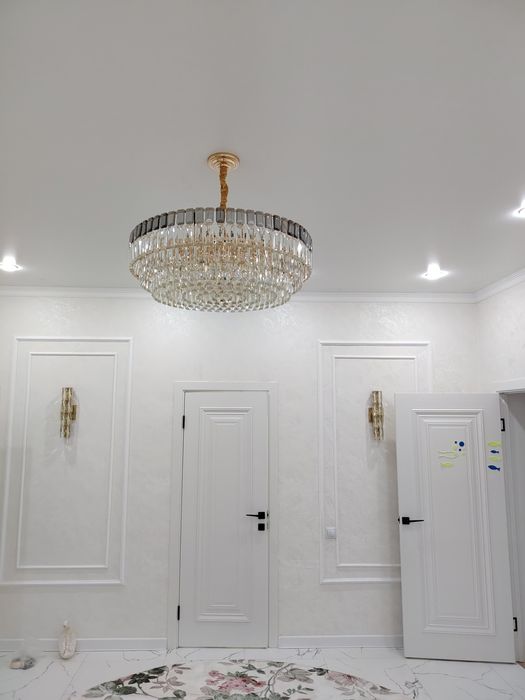 Люстра диаметром 80 см, в комплекте с двумя бра